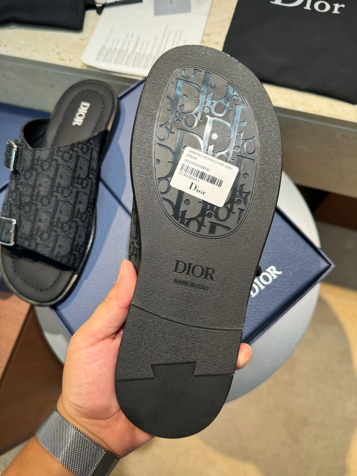 Men's shoes 💰: 340💰 Made in Dongguan. Purchasing-grade top version (Dior) Alia men's leather slippers. This Alias ​​sandal is a new summer product, showing a casual and elegant style. Carefully crafted with grained cow leather, Oblque printed fabric, and cowhide lining! Cross-strap design with metal-clad brass CD Diamnd logo. The imported cowhide leather and rubber soles add sophistication and comfort, and are decorated with Obliue print-effect non-slip panels for added style! -Suitable for outdoor drivers driving shoes🚗. -Size: 39-44 (38.45 customized).
